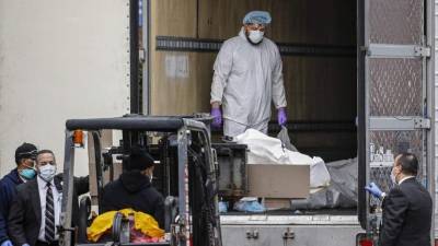 Más de 600 cuerpos de neoyorquinos que murieron durante la crisis por la covid-19 durante esta primavera permanecen aún almacenados en congeladores en la ciudad, informó The Wall Street Journal.