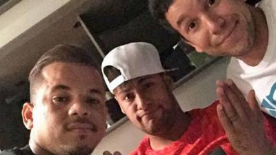 Neymar muestra al mundo como luce su rostro con paperas.