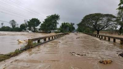 Las fuertes lluvias de Eta y iota desbordaron los ríos en la zona norte de Honduras.
