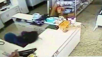 La joven trató de escapar de su exnovio pero no lo logró.