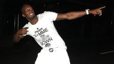 Usain Bolt es el velocista número uno del mundo, parece que con las manos también.