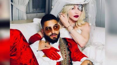 En el video Medellín Madonna y Maluma bailan reggaetón, se besan y hasta se lamen los pies.