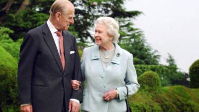 El príncipe Felipe y la reina Isabel II.