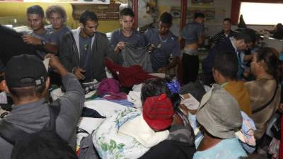 Momento en que parte de la plantilla aurinegra le obsequiaba ropa a los indigentes. Un enorme gesto de la máquina, digno de aplaudir.