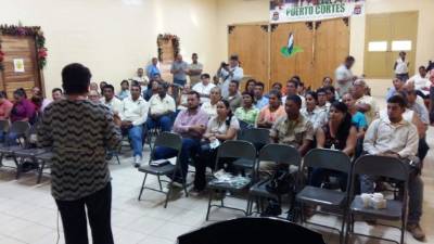 Los jóvenes reciben formación profesional en carreras técnicas.