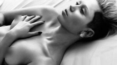 Miley Cyrus compartió una imagen en su cuenta de Instagram donde se la puede ver mostrando sus senos.