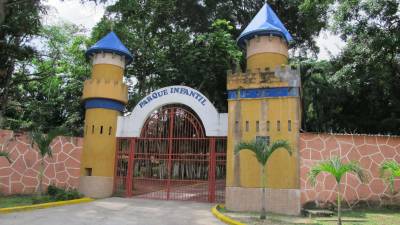 Entrada al parque infantil Presentación Centeno