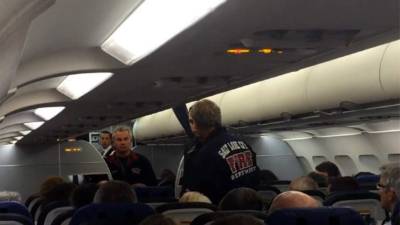 Un pasajero grabó el momento en que la policía pidió a la familia bajar del avión.