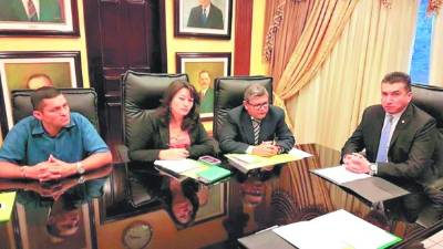 Representantes de la Amhon se reunieron ayer con el presidente de la Corte Suprema de Justicia, Rolando Argueta.