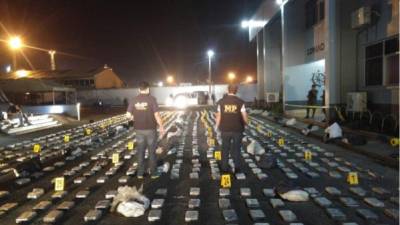 Una embarcación que trasladaba 1,637 kilos de cocaína fue interceptada el sábado pasado a unas 120 millas náuticas de las costas de Izabal, Guatemala.