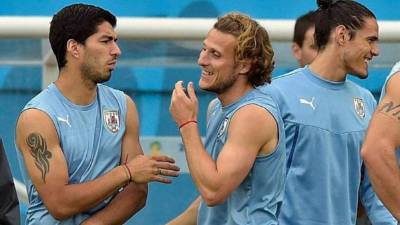 Luis Suárez llegó a Montevideo sin tener aún el alta médica del equipo culé. Hoy puede ser de la partida ante Argentina.