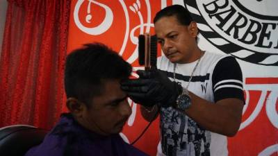 Orgulloso de su nacionalidad hondureña, Douglas llamó a su peliquería 'El Catracho Barber Shop'.