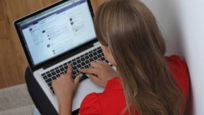 Autoridades culpan a los padres por permitir que menores de edad tengan acceso a redes sociales.