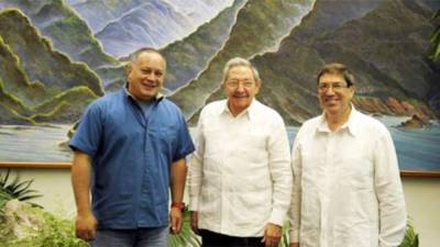 Cabello posa junto al presidente cubano Raúl Castro.
