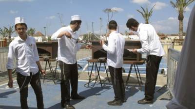 Unos jóvenes preparan paz ázimo en Kfar Jabad, Israel, el centro del movimiento jadásico judío Jabad Lubavitch en el país. EFE
