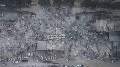 Esta mañana se ha rescatado con vida a varias personas.