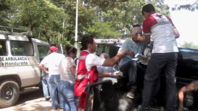Los heridos fueron atendidos por miembros de la Cruz Roja y llevados al hospital Mario Rivas.