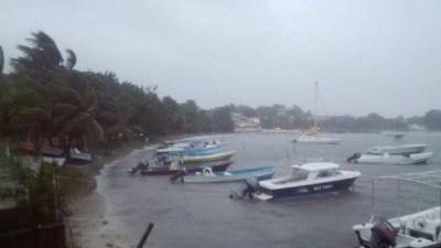En Roatán se han registrado lluvias este sábado.