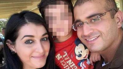 Salman, a la izquierda, aparece en esta foto familiar junto a su esposo, Omar Mateen.