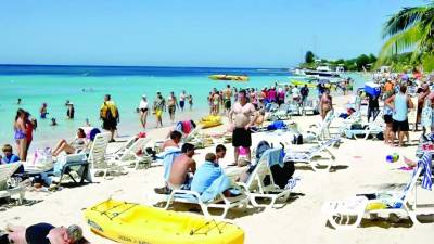 roatán. vacacionistas en una playa de Roatán, muy apetecida por extranjeros.