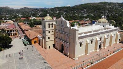 La ciudad de Comayagua espera a los turistas para remontarlos al pasado a través de su viejas estructuras, como la catedral Inmaculada Concepción, sus campanas centenarias, sus museos y las casas de los primeros mandatarios.