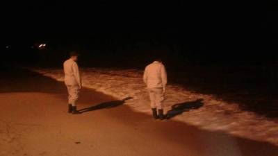 Miembros del Cuerpo de Bomberos realizan inspecciones en el nivel del mar.