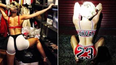 En una de las imágenes, la recordada Hannah Montana aparece posando de espaldas, usando una ropa interior negro encima de una lycra blanca.