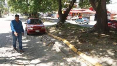 Osman Zavala, ingeniero municipal, supervisa los daños en el bulevar de Jardines del Valle.