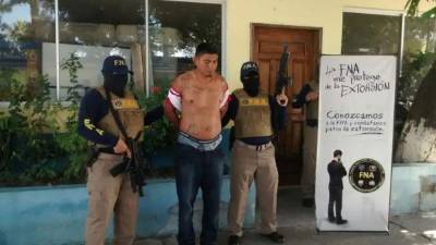 Roberto Javier Alemán Castellón alias 'El Largo' custodiado por agentes de la Fuerza Nacional Antiextorsión (FNA). Foto de archivo.