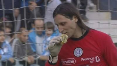 El portero de Belgrano no se anduvo con rodeos y se comió la hambguesa que le lanzaron.