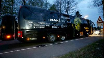 Vista del autobús del Borussia Dortmund parqueado en una calle, luego de ser afectado por tres explosiones en Dortmund (Alemania) hoy, martes 11 de abril de 2017.