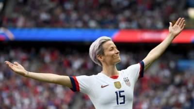 Megan Rapinoe, la capitana del 'Team USA' que acaparó la atención mediática a inicios del Mundial de Fútbol al declarar que no iría a la 'p... Casa Blanca' para festejar el título, ratificó su rechazo a las políticas del presidente estadounidense Donald Trump, convirtiéndose en su nueva adversaria.