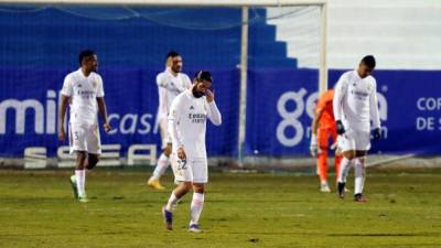 Los jugadores del Real Madrid tras encajar el gol conseguido por Jose Solbes, del Alcoyano, durante el partido de dieciseisavos de final de la Copa del Rey en el estadio El Collao, en Alcoy (Alicante). EFE/ Manuel Lorenzo