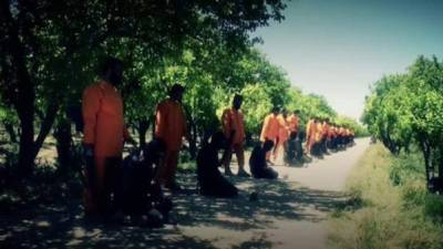 A manera de burla, los combatientes de Al Qaeda se vistieron de traje naranja para ejecutar a los prisioneros de ISIS.