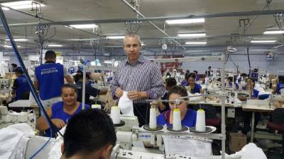 Wilton Thompson en la planta en Villanueva, que emplea a 6,500 personas.