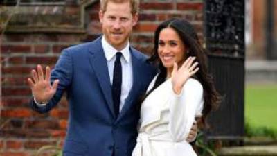 Meghan Markle, el Príncipe Harry y el pequeño Archie posaron desde el jardín de su nuevo hogar mostrando el arbolito que adorna su casa.