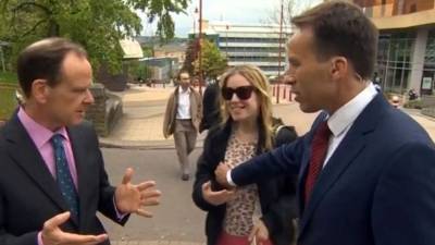 Brown pidió disculpas por el incidente y afirmó que no se percató de haber tocado el pecho de la mujer.