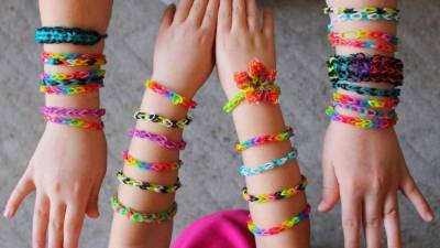 Las pulseras de goma son la sensación del momento.
