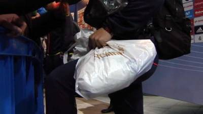 El exbarcelonista Alen Halilovic con una bolsita del Real Madrid.