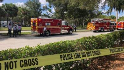 La policía y los bomberos evacuaron la oficina de la congresista demócrata esta mañana./Twitter: Sun Sentinel.