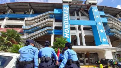 Agentes de la Policía Nacional de Honduras afuera del Estadio Olímpico Metropolitano.