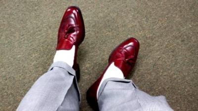 Los calcetines blancos son para practicar deporte. Nunca se usan con traje o pantalones oscuros.