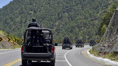 Elementos de la policía mexicana buscan a unos 50 migrantes secuestrados en el norte de México.