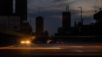 Fotografía de una calle a oscuras debido a un apagón.