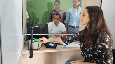 Una extranjera realiza trámites de migración en la oficina de Santa Rosa de Copán.