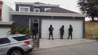 Miembros de la Policía Militar en una de las propiedades allanadas en Tegucigalpa.