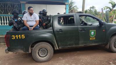 El detenido en una patrulla de la Policía Militar en San Luis, Santa Bárbara.