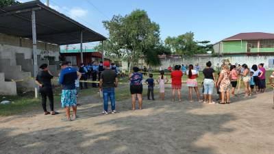 Fabricio Barahona quedó tirado en el campo de fútbol.