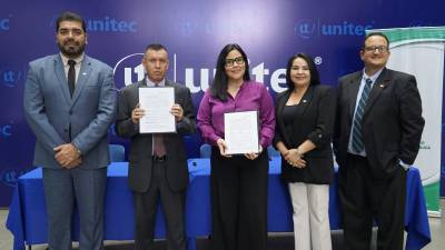 Autoridades del Instituto de Acceso a la Información Pública (IAIP) y la Universidad Tecnológica Centroamericana (UNITEC).
