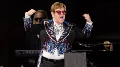 Elton John recibió el Emmy al mejor especial de un programa de variedades por la transmisión en directo de su concierto de despedida ‘Elton John Live: Farewell From Dodger Stadium’, presentado en Disney+.